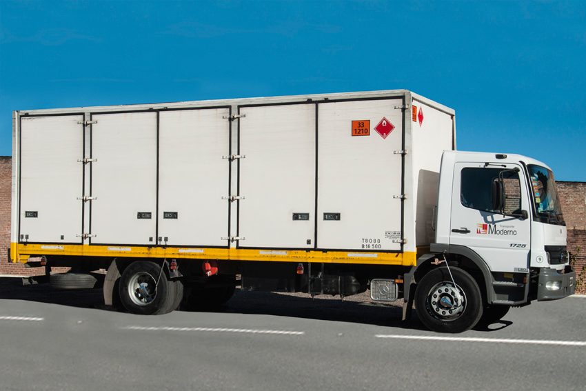 camion largo transporte moderno